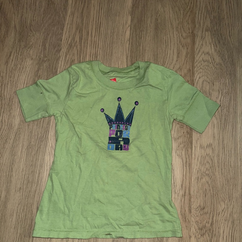 ⭐️Hanes Green Kids Tee with Crown Graphic⭐️
